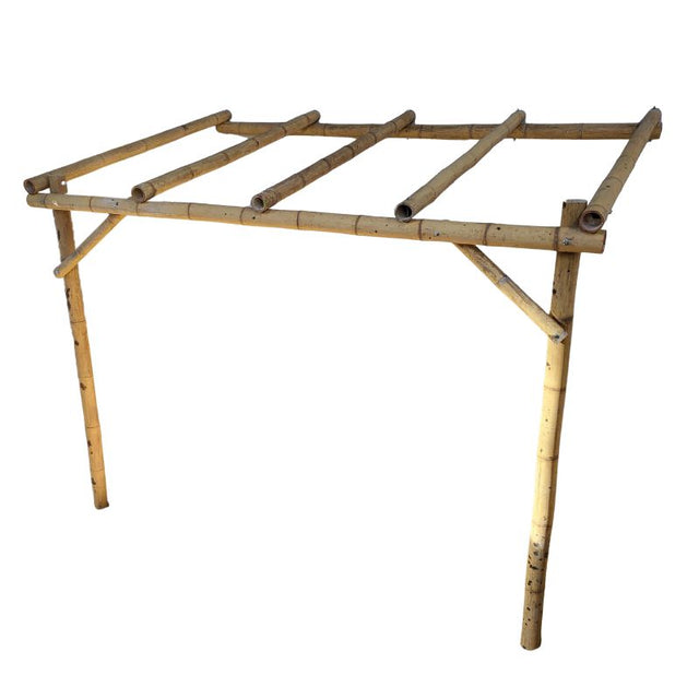 Pergola bambou contre maison